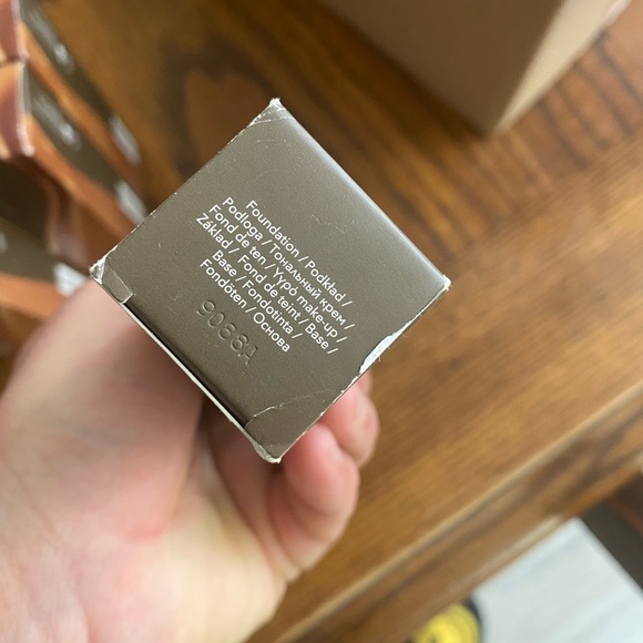 BECCA Cosmetics Ultimate Coverage 24 Hr Foundation CARDAMOM - Picture 6 of 6